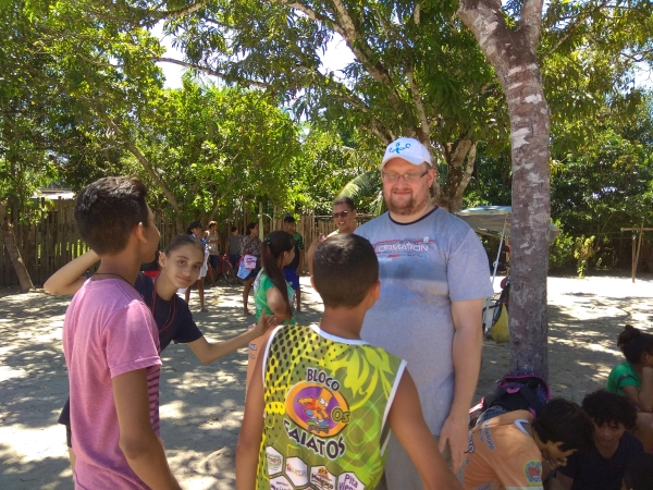 Narada z ministrantami przed zawodami sportowymi w parafii św. Michała Archanioła w Melgaço